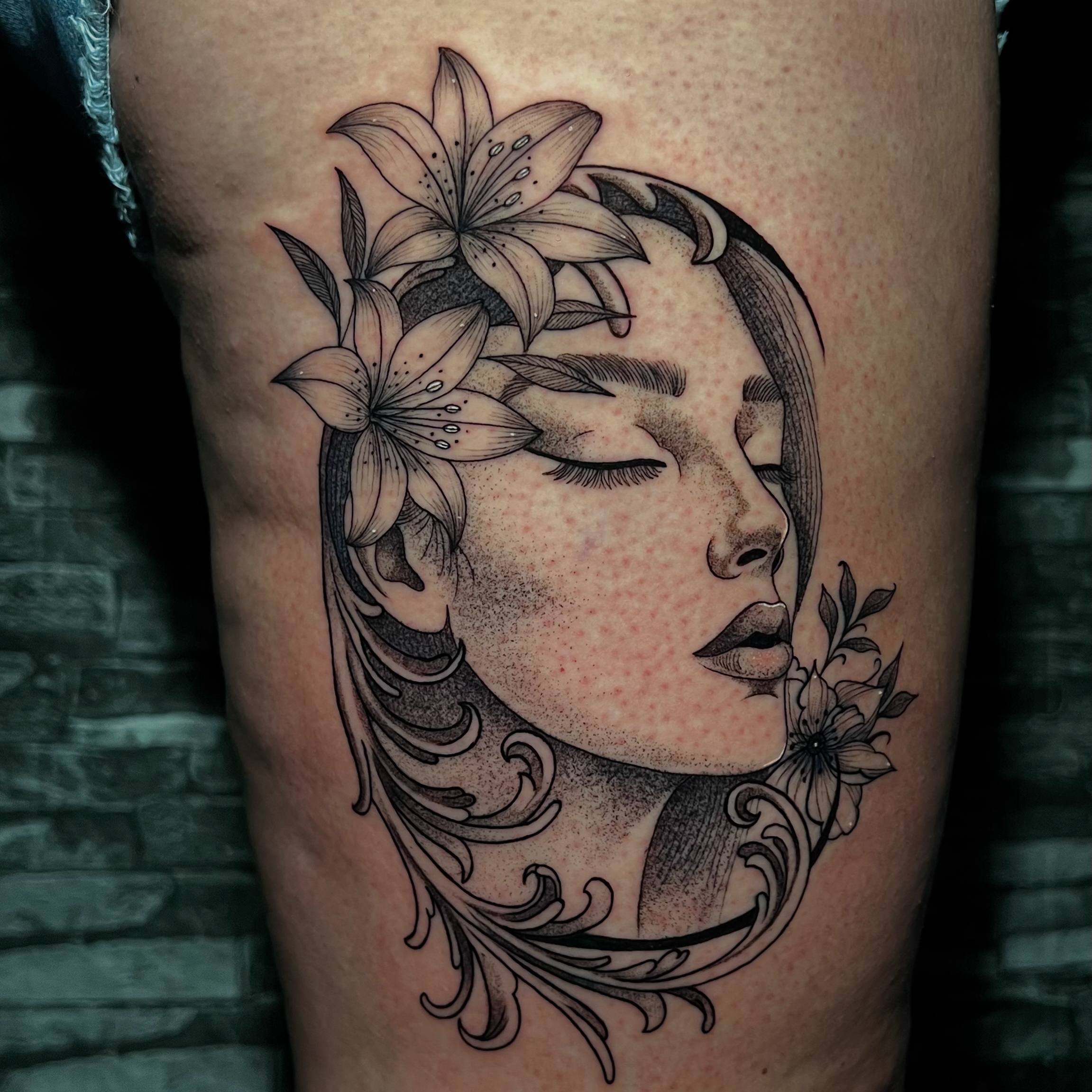 Fineline-Portrait-Tattoo mit floralen Details aus dem Portfolio von Tattoo Dimension