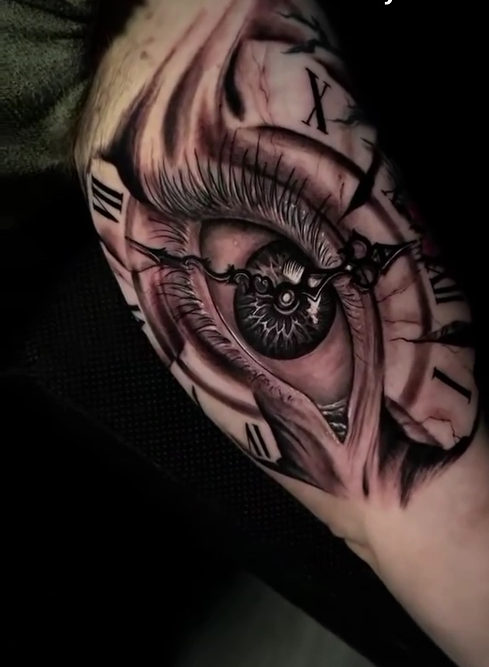 Black-and-Grey-Tattoo mit Auge und Uhr aus dem bestehenden Studio-Portfolio
