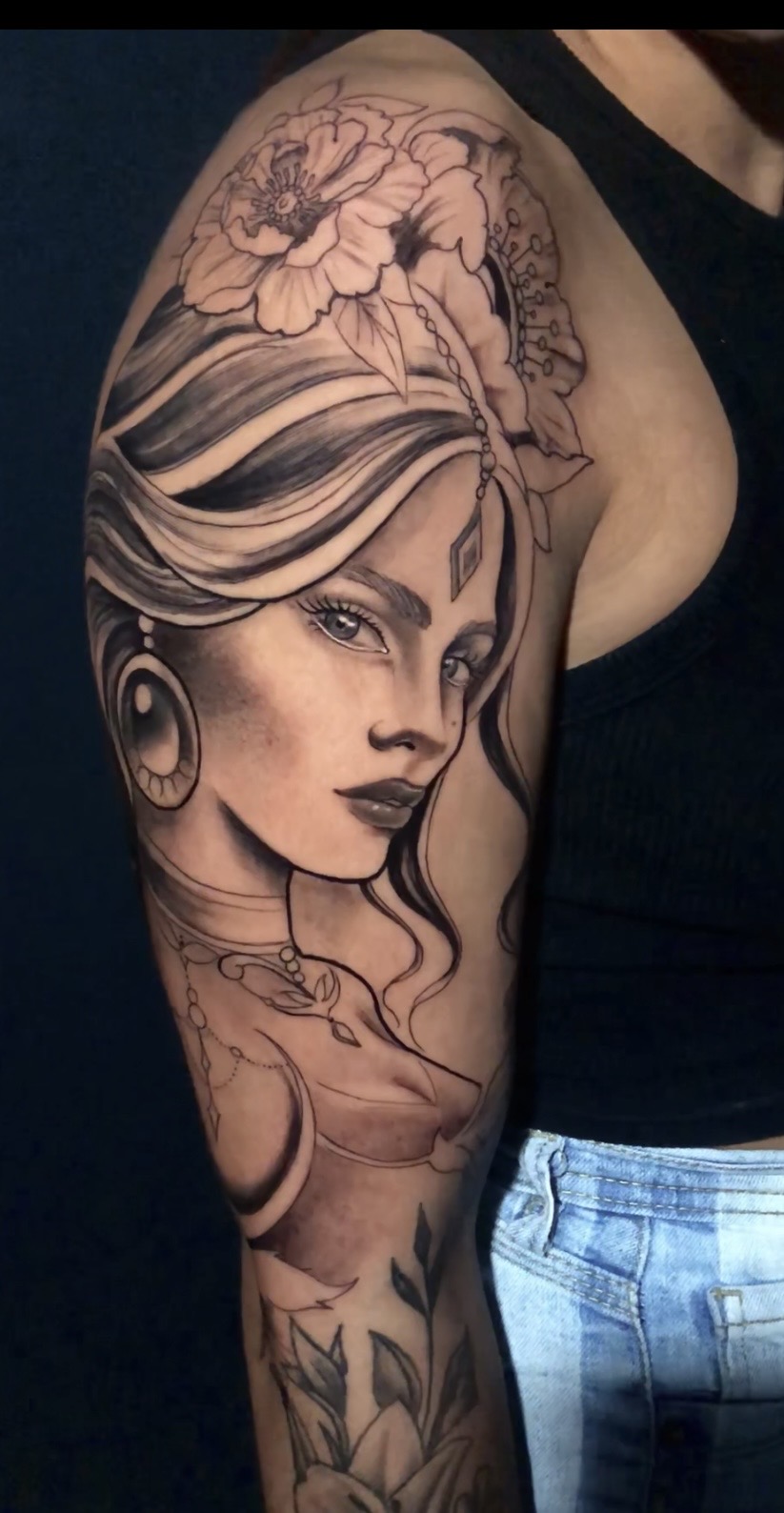 Florales Fineline-Portrait aus dem Stil-Portfolio von Tattoo Dimension